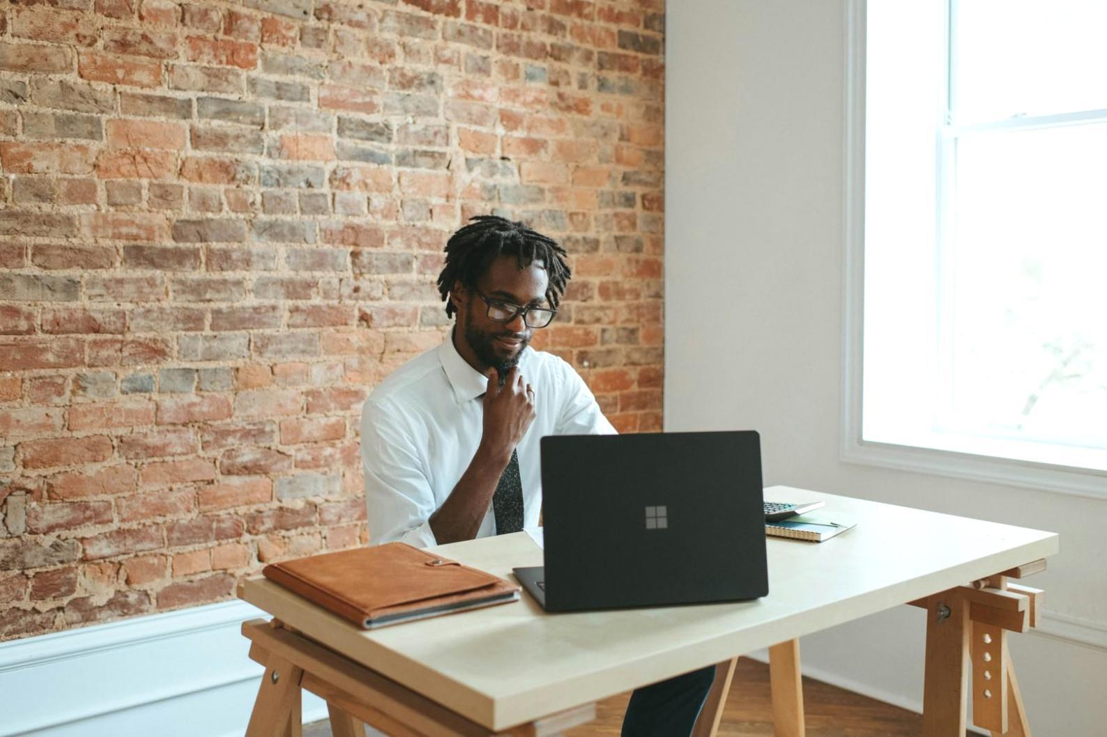 Espace de travail avec documents financiers