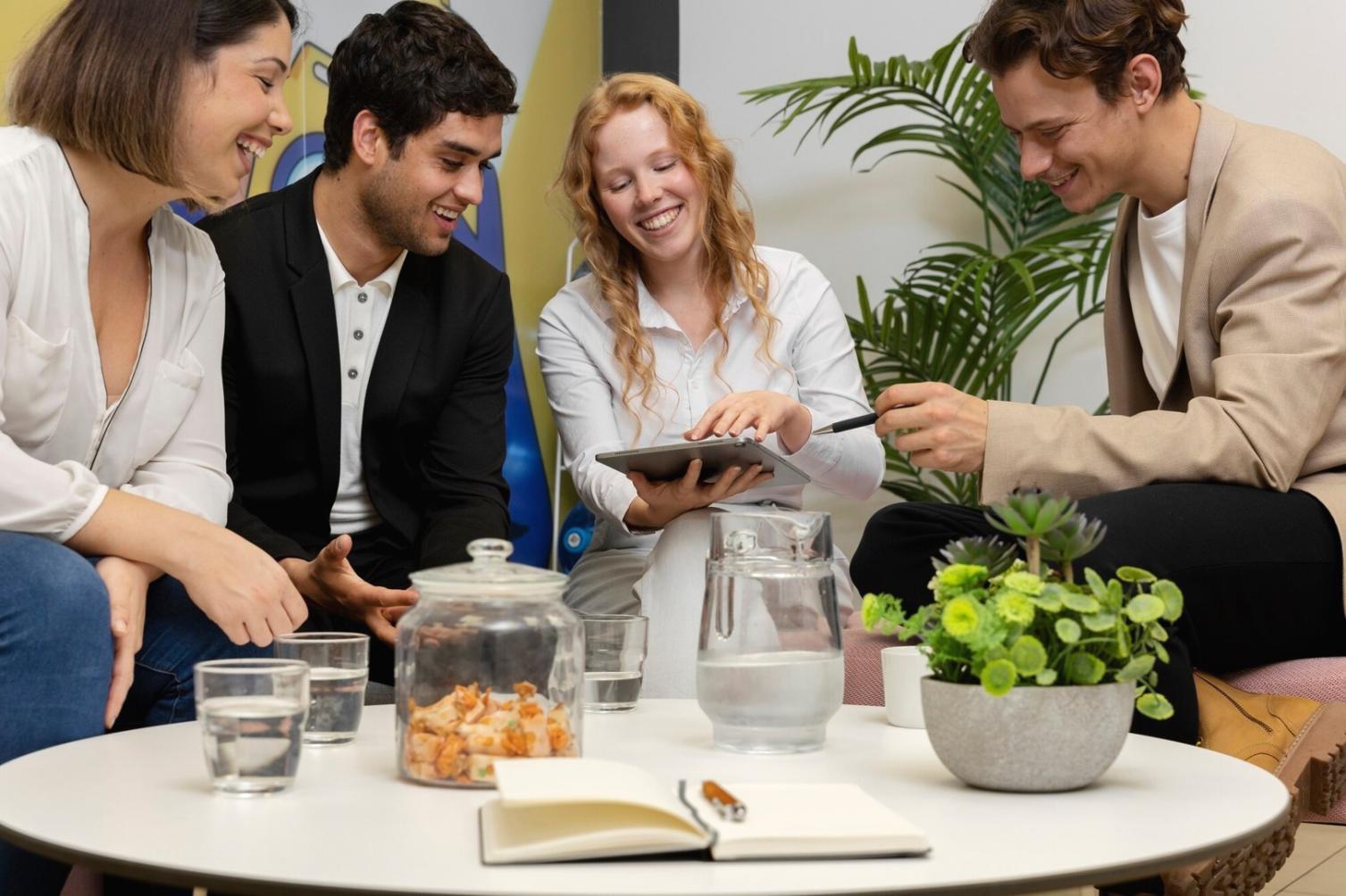 Discussion ouverte autour d'une table
